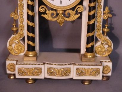 Pendule portique Pendule portique en marbre blanc, marbre noir et bronze doré et...