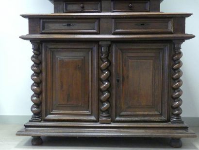 Cabinet. Epoque Louis XIII Cabinet en bois naturel ouvrant par deux portes en partie...