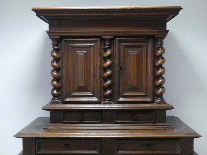 Cabinet. Epoque Louis XIII Cabinet en bois naturel ouvrant par deux portes en partie...