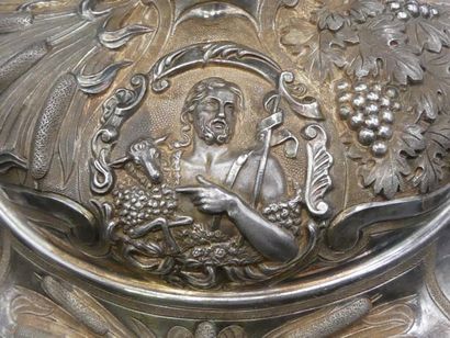 Calice en argent Calice en argent repoussé à décor de blé vignes et Saint personnagese...