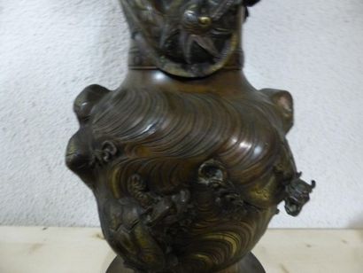 JAPON.Grand vase en bronze JAPON, fin du XIXème siècle
Grand vase en bronze, la panse...