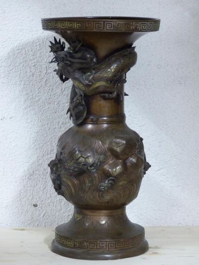 JAPON.Grand vase en bronze JAPON, fin du XIXème siècle
Grand vase en bronze, la panse...