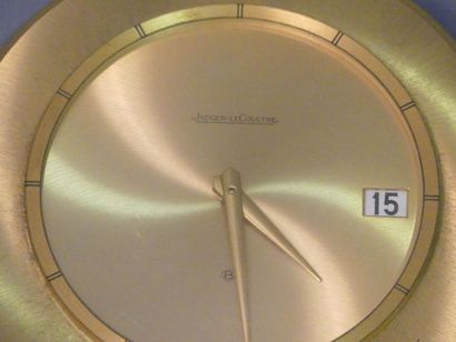 JAEGER-LECOULTRE. Horloge de table JAEGER-LECOULTRE. Horloge de table en métal doré....
