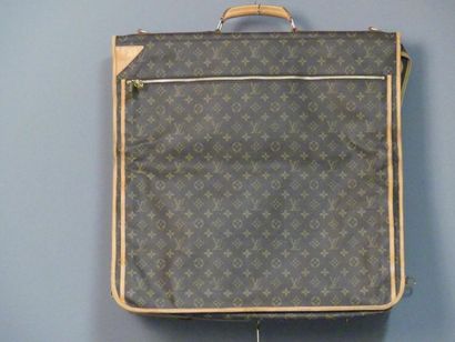 LOUIS VUITTON. Porte habit LOUIS VUITTON. Porte habit en cuir et toile monogrammée....