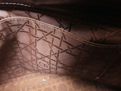 CHRISTIAN DIOR. Sac Malice; CHRISTIAN DIOR. Sac Malice en cuir glacé marron
Fermeture...