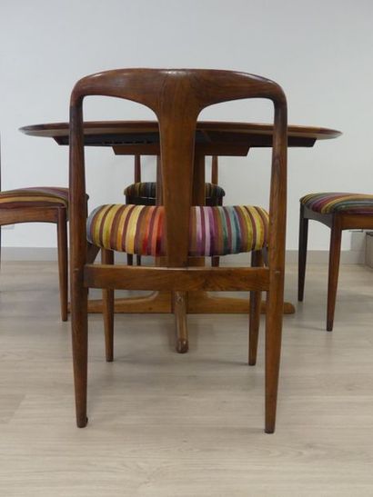 Ib Kofod-Larsen Ib KOFOD-LARSEN (1921-2003) Table circulaire en teck. Joint 4 chaises...