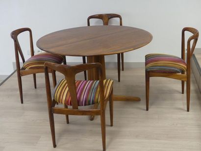 Ib Kofod-Larsen Ib KOFOD-LARSEN (1921-2003) Table circulaire en teck. Joint 4 chaises...