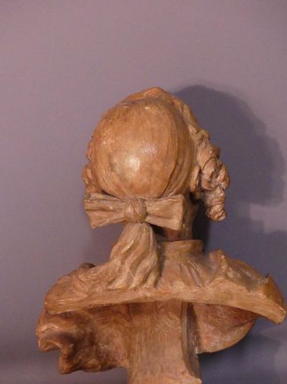 Buste en terre cuite XVIIIème siècle. Buste en terre cuite représentant un jeune...