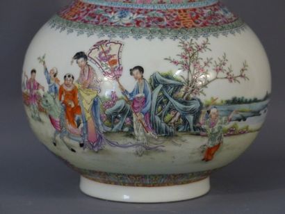 CHINE. Vase. Cachet Lin Zhi Cheng Xiang à la base. CHINE, XXème siècle
Vase en porcelaine...