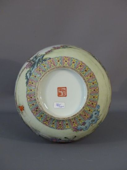CHINE. Vase. Cachet Lin Zhi Cheng Xiang à la base. CHINE, XXème siècle
Vase en porcelaine...