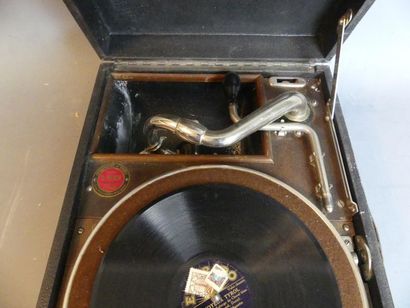 null LA VOIX DE SON MAITRE. Tourne disque. Dimensions : 16 x 28 x 41 cm. En l'ét...