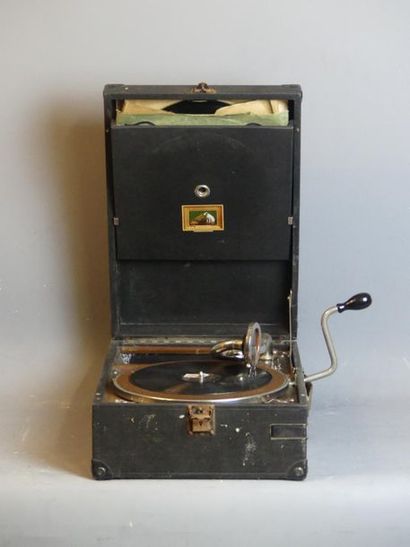 null LA VOIX DE SON MAITRE. Tourne disque. Dimensions : 16 x 28 x 41 cm. En l'ét...