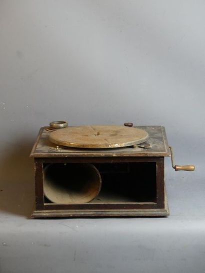 Gramophone à pavillon Gramophone dans une caisse bois. Dimensions : 19 x 37 x 37...