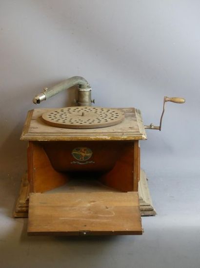 PATHE. Gramophone à caisse en bois PATHE. Gramophone à caisse en bois et caisse de...