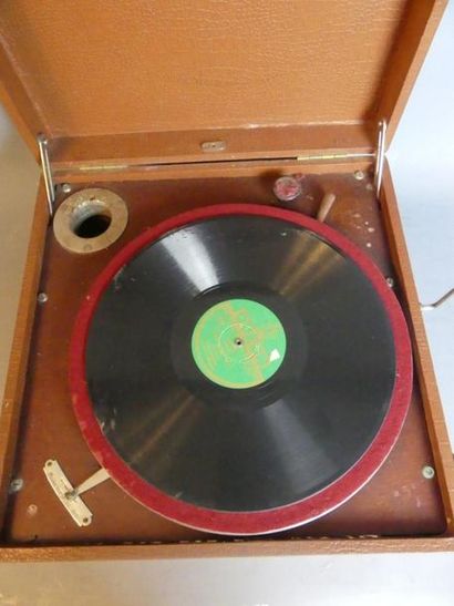 PATHE. Gramophone PATHE. Gramophone en caisse. Dimensions : 18 x 35 x 35 cm 