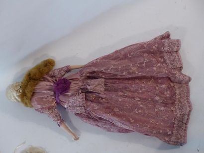 Importante Poupée Importante poupée d'une élégante vers 1920. Hauteur : 105 cm. 