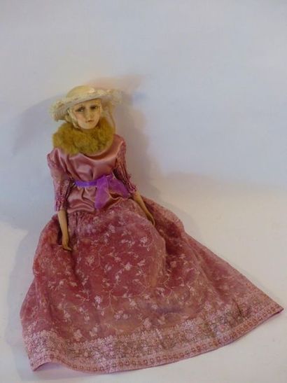 Importante Poupée Importante poupée d'une élégante vers 1920. Hauteur : 105 cm. 