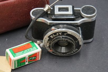 ELJY Lumière. ELJY Lumière. appareil photo miniature avec deux plaques : famille...