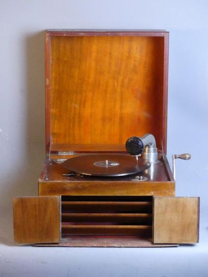 GRAMOPHONE Gramophone dans une caisse bois marqué Concertina MD Déposé, 24 rue Réaumur,...
