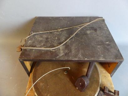 GRAMOPHONE Gramophone en caisse bois ourvant par un abattant. Dimensions : 20 x 40...