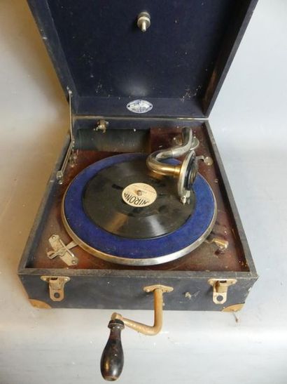 GRAMOPHONE Gramophone son d'or. en boite. Dimensions : 15 x 30 x 40 cm. En l'éta...