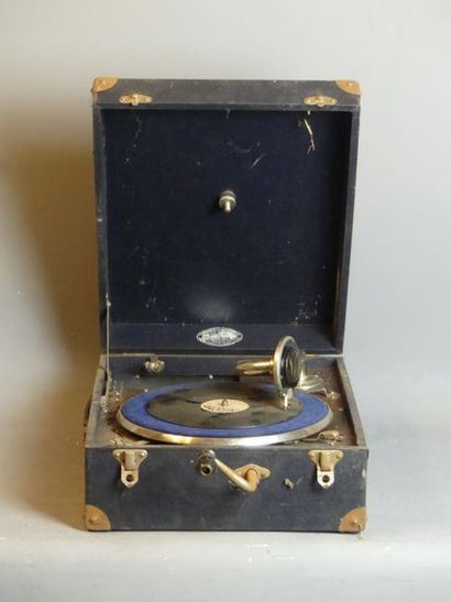 GRAMOPHONE Gramophone son d'or. en boite. Dimensions : 15 x 30 x 40 cm. En l'éta...