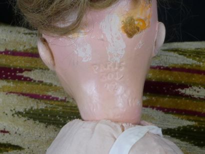 Grande poupée en composition Grande Poupée en composition, tête marqué en creux "Paris...