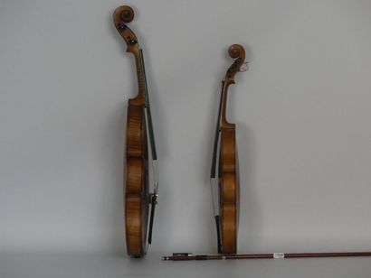 deux violons et un archet. Réunion de deux violons et un archet.
1 violon medio fino...