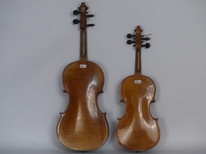 deux violons et un archet. Réunion de deux violons et un archet.
1 violon medio fino...