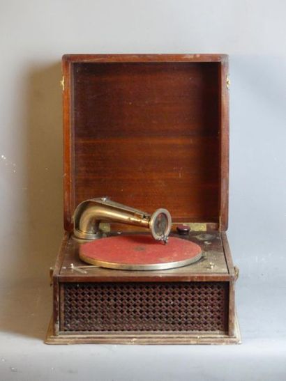 PATHE. Gramophone PATHE. Gramophone. Dimensions : 25 x 37 x 34 cm. Oxydations. 
