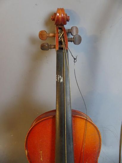 Violon avec archet Violon copie Stradivarius, marqué Mansuy. Avec archet. Longueur...