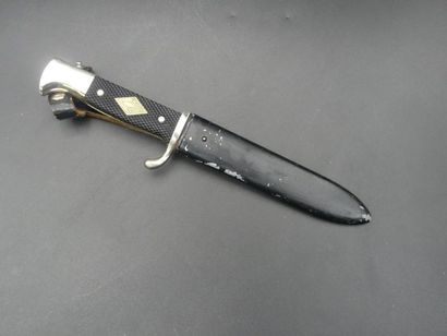 COUTEAU Couteau en acier à décor de fleur de lys. Longueur : 25 cm 