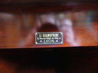 Meuble gramophone à caisse de raisonnance en bois LA VOIX DE SON MAITRE. Meuble gramophone...