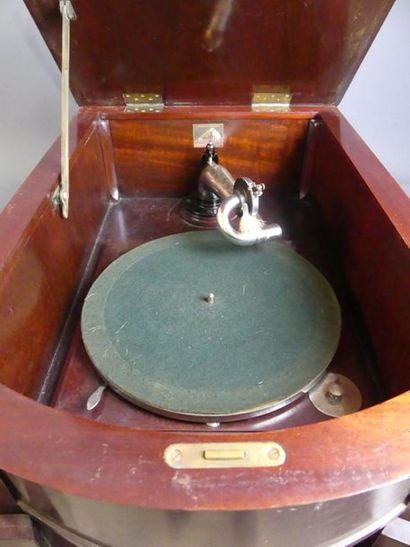 Meuble gramophone à caisse de raisonnance en bois LA VOIX DE SON MAITRE. Meuble gramophone...