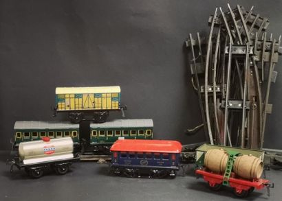 HORNBY HORNBY. Ensemble de wagons en tôle et rails, joint un rail Jep et un rail...