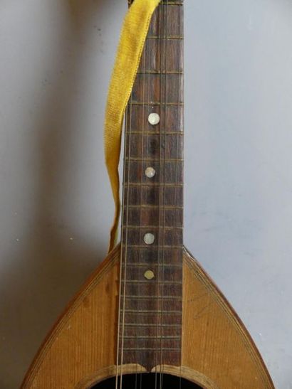 BRAMBILLA Mandoline en bois. BRAMBILLA.Mandoline en bois. Longueur : 63 cm 