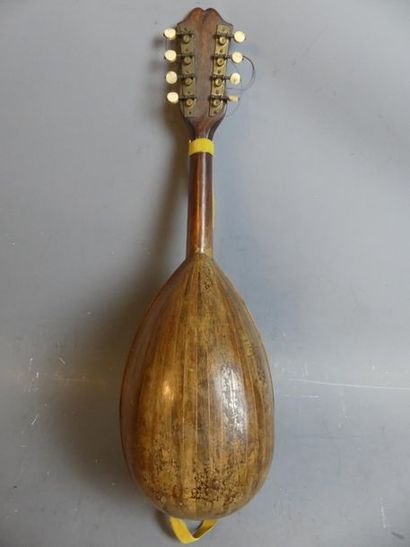 BRAMBILLA Mandoline en bois. BRAMBILLA.Mandoline en bois. Longueur : 63 cm 