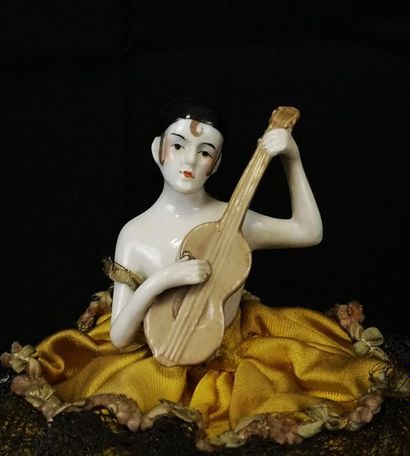 Femme à la guitare Femme à la guitare en porcelaine et robe en dentelle. Hauteur...