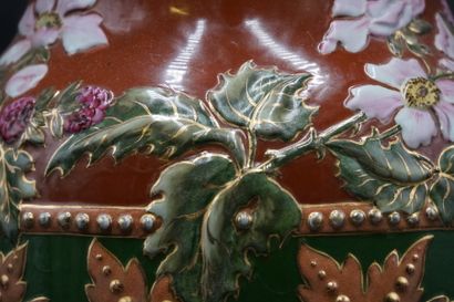 LUNEVILLE. Vase en faïence à décor de fleurs et framboises LUNEVILLE. Vase en faïence...