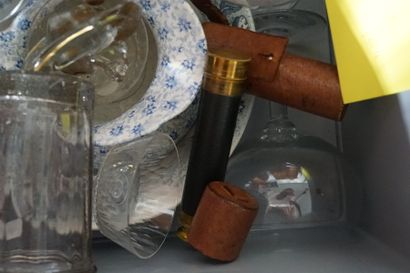 Lot comprenant: Boite en bois sculpté, longue vue, brule parfum métal, boîte à pillule...