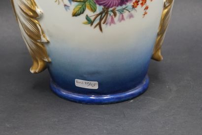 Vase Vase de mariée en porcelaine blanche à décor de fleurs. Epoque Louis Philippe....