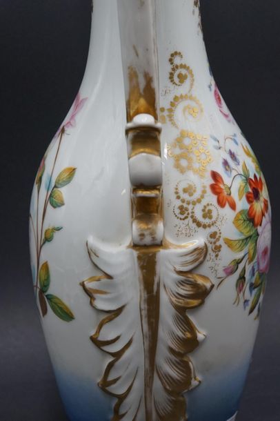 Vase Vase de mariée en porcelaine blanche à décor de fleurs. Epoque Louis Philippe....