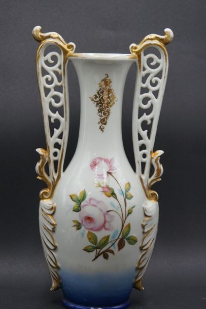 Vase Vase de mariée en porcelaine blanche à décor de fleurs. Epoque Louis Philippe....