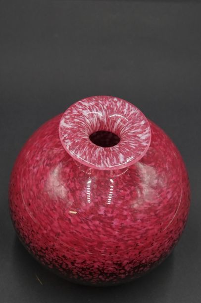 SCHNEIDER. Vase boule SCHNEIDER. Vase boule en verre marbré rose. Signé sur la panse....