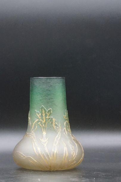 DAUM NANCY. Vase. DAUM NANCY. Vase en verre doublé à décor de fleurs, dégradé vert,...