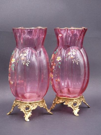 Dans le goût de MONTJOYE. Dans le goût de MONTJOYE. Paire de vases en verre rose...