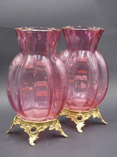 Dans le goût de MONTJOYE. Dans le goût de MONTJOYE. Paire de vases en verre rose...