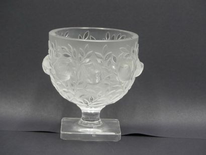 LALIQUE France. LALIQUE France.Coupe sur piedouche en cristal à décor en relief d'une...