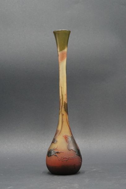 D'ARGENTAL. Vase soliflore D'ARGENTAL. Vase soliflore à long col en verre multicouche...
