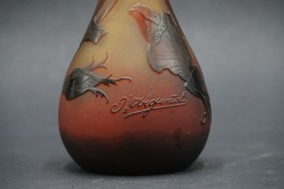 D'ARGENTAL. Vase soliflore D'ARGENTAL. Vase soliflore à long col en verre multicouche...
